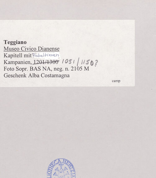 Rückseite von Sopr. BAS NA [https://www.deutsche-digitale-bibliothek.de/content/lizenzen/rv-ez/] Kapitell mit Monstern - Frontalansicht, bh507768_recto. Foto.