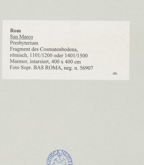 Rückseite von Sopr. BAS ROMA [https://www.deutsche-digitale-bibliothek.de/content/lizenzen/rv-ez/] Fragment des Cosmatenbodens - , bh507785_recto. Foto.