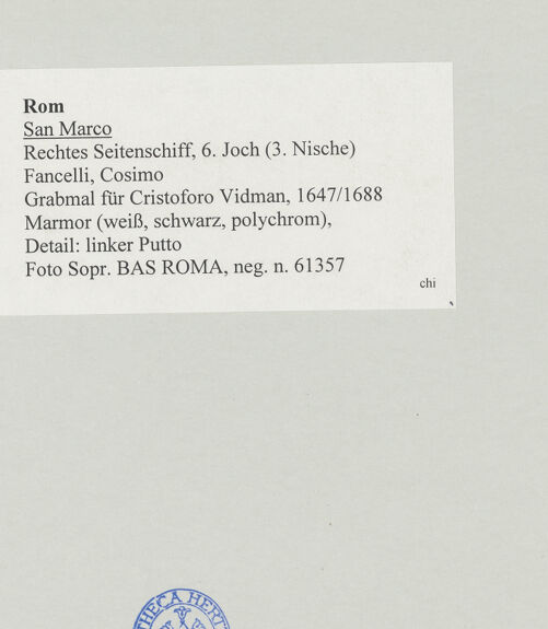 Rückseite von Sopr. BAS ROMA [https://www.deutsche-digitale-bibliothek.de/content/lizenzen/rv-ez/] Grabmal für Cristoforo Vidman - Detail: linker Putto, bh507789_recto. Foto.