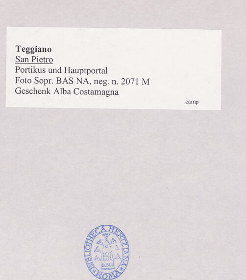 Rückseite von Sopr. BAS NA [https://www.deutsche-digitale-bibliothek.de/content/lizenzen/rv-ez/] San PietroWestfassade und Portikus - Portikus, Mittelachse und Hauptportal, bh508010_recto. Foto.