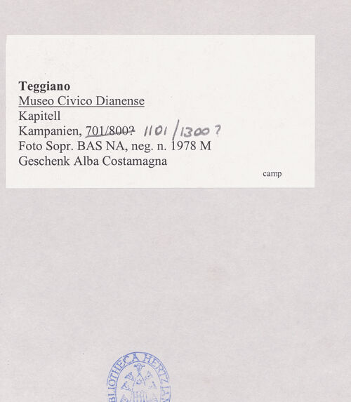 Rückseite von Sopr. BAS NA [https://www.deutsche-digitale-bibliothek.de/content/lizenzen/rv-ez/] Kapitell mit Kopf und Lilie - Frontalansicht, bh508089_recto. Foto.