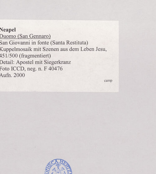 Rückseite von ICCD [https://www.deutsche-digitale-bibliothek.de/content/lizenzen/rv-ez/] Szenen aus dem Leben Christi, Apostel und EvangelistensymboleApostel bringen goldene Kränze dar - Detail: Apostel mit Siegerkranz, bh508316_recto. Foto.