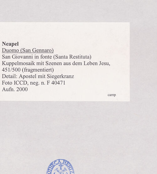 Rückseite von ICCD [https://www.deutsche-digitale-bibliothek.de/content/lizenzen/rv-ez/] Szenen aus dem Leben Christi, Apostel und EvangelistensymboleApostel bringen goldene Kränze dar - Detail: Apostel mit Siegerkranz, bh508317_recto. Foto.