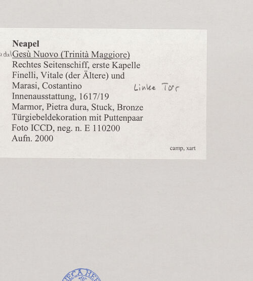 Rückseite von ICCD [https://www.deutsche-digitale-bibliothek.de/content/lizenzen/rv-ez/] Linke Tür: Dekoration - Detail: Cherub und Engel, bh508320_recto. Foto.