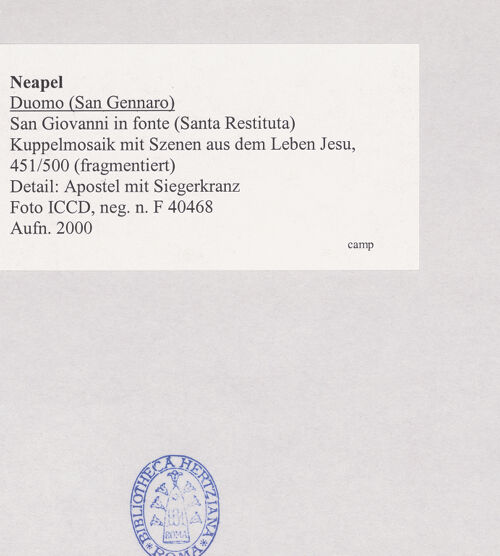 Rückseite von ICCD [https://www.deutsche-digitale-bibliothek.de/content/lizenzen/rv-ez/] Szenen aus dem Leben Christi, Apostel und EvangelistensymboleApostel bringen goldene Kränze dar - Detail: Apostel mit Siegerkranz, bh508322_recto. Foto.