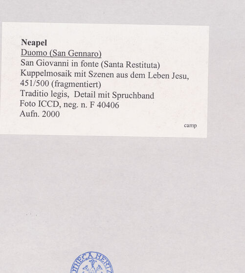 Rückseite von ICCD [https://www.deutsche-digitale-bibliothek.de/content/lizenzen/rv-ez/] Szenen aus dem Leben Christi, Apostel und EvangelistensymboleSzenen aus dem Leben Christi: Traditio Legis - Detail: Spruchband, bh508338_recto. Foto.