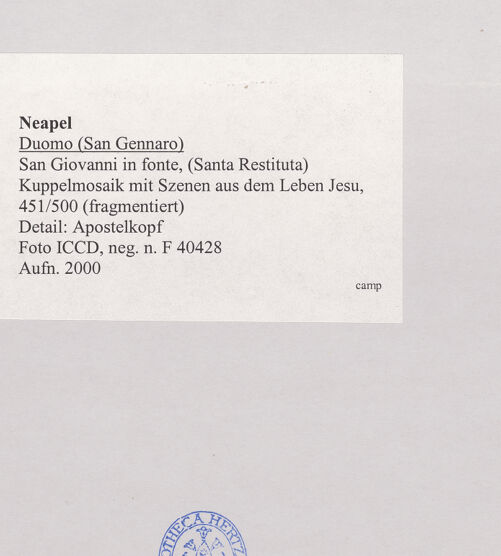 Rückseite von ICCD [https://www.deutsche-digitale-bibliothek.de/content/lizenzen/rv-ez/] Szenen aus dem Leben Christi, Apostel und EvangelistensymboleApostel bringen goldene Kränze dar - Detail: Apostelkopf, bh508345_recto. Foto.