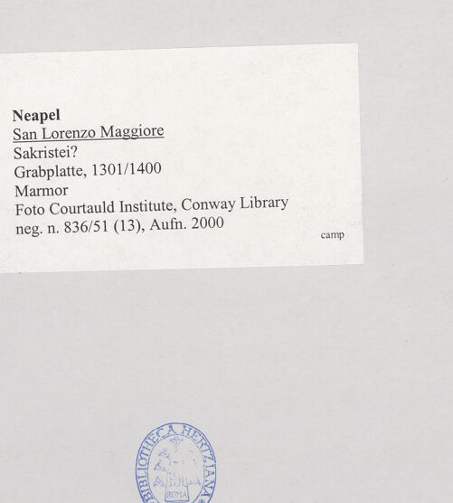 Rückseite von Courtauld Institute, Conway Library [https://www.deutsche-digitale-bibliothek.de/content/lizenzen/rv-ez/] Grabplatte - Gesamtansicht, bh508366_recto. Foto.