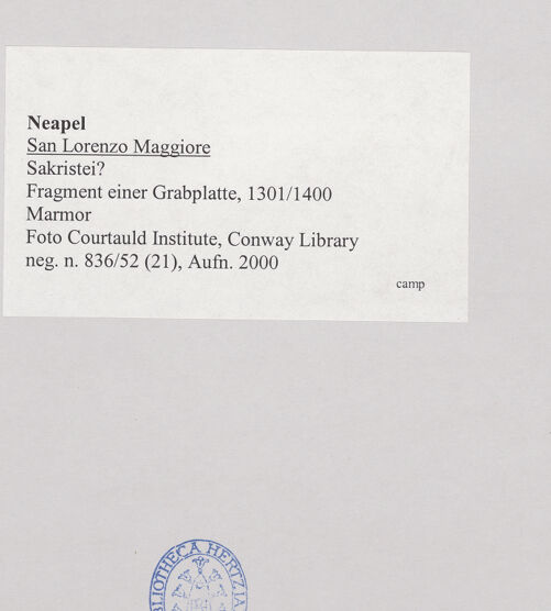 Rückseite von Courtauld Institute, Conway Library [https://www.deutsche-digitale-bibliothek.de/content/lizenzen/rv-ez/] Fragment einer Grabplatte - Gesamtansicht, bh508370_recto. Foto.