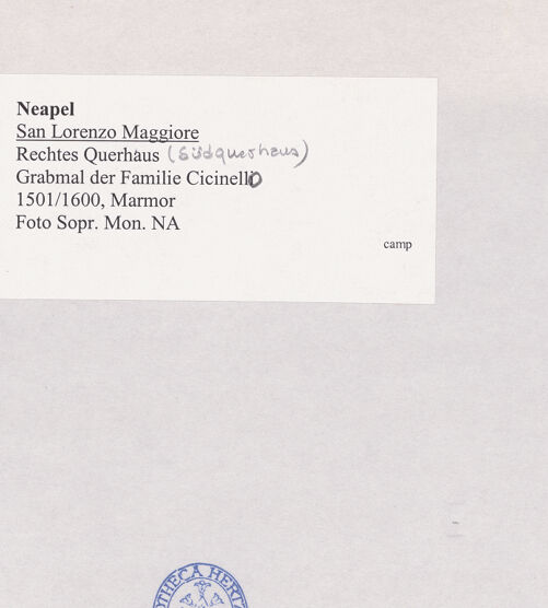 Rückseite von Sopr. Mon. NA [https://www.deutsche-digitale-bibliothek.de/content/lizenzen/rv-ez/] Grabmal der Familie Cicinello - Gesamtansicht, bh508403_recto. Foto.