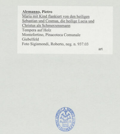 Rückseite von Sigismondi, Roberto [https://www.deutsche-digitale-bibliothek.de/content/lizenzen/rv-fz/] Madonna mit Kind flankiert von den heiligen Sebastian und Cosmas, die heilige Lucia und Christus als Schmerzensmann - Giebelfeld, bh508525_recto. Foto: Sigismondi, Roberto.