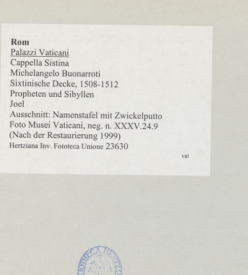 Rückseite von Musei Vaticani [https://www.deutsche-digitale-bibliothek.de/content/lizenzen/rv-ez/] Die Sixtinische DeckePropheten und SibyllenJoel - Ausschnitt: Namenstafel mit Zwickelputto, bh508792_recto. Foto.