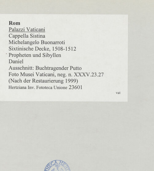 Rückseite von Musei Vaticani [https://www.deutsche-digitale-bibliothek.de/content/lizenzen/rv-ez/] Die Sixtinische DeckePropheten und SibyllenDaniel - Ausschnitt: Buchtragender Putto, bh508890_recto. Foto.