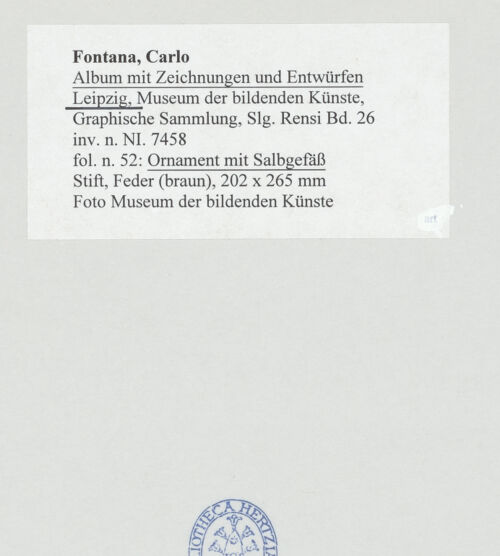 Rückseite von Museum der bildenden Künste Leipzig [https://www.deutsche-digitale-bibliothek.de/content/lizenzen/rv-ez/] Album mit Zeichnungen und EntwürfenOrnament mit Salbgefäß - , bh510043_recto. Foto.