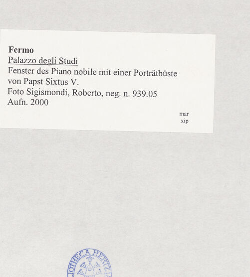 Rückseite von Sigismondi, Roberto [http://creativecommons.org/licenses/by-nc-sa/4.0/] Palazzo degli Studi - Fenster des Piano nobile mit einer Porträtbüste von Papst Sixtus V., bh510908_recto. Foto: Sigismondi, Roberto.