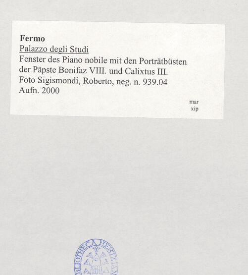 Rückseite von Sigismondi, Roberto [http://creativecommons.org/licenses/by-nc-sa/4.0/] Palazzo degli Studi - Fenster des Piano nobile mit den Porträtbüsten der Päpste Bonifaz VIII. und Calixtus III., bh510909_recto. Foto: Sigismondi, Roberto.