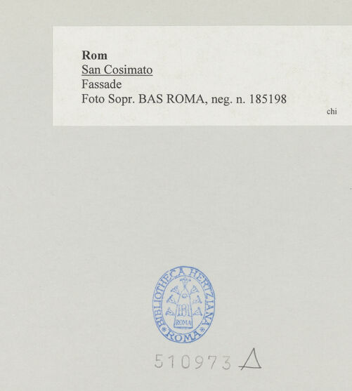 Rückseite von Sopr. BAS ROMA [https://www.deutsche-digitale-bibliothek.de/content/lizenzen/rv-ez/] San Cosimato - Gartenvorhof und Kirchenfassade, bh510973_recto. Foto.