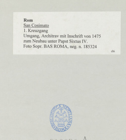 Rückseite von Sopr. BAS ROMA [https://www.deutsche-digitale-bibliothek.de/content/lizenzen/rv-ez/] San Cosimato1. Kreuzgang - Umgang, Architrav mit Inschrift zum Neubau Papst Sixtus IV. von 1475, bh510975_recto. Foto.