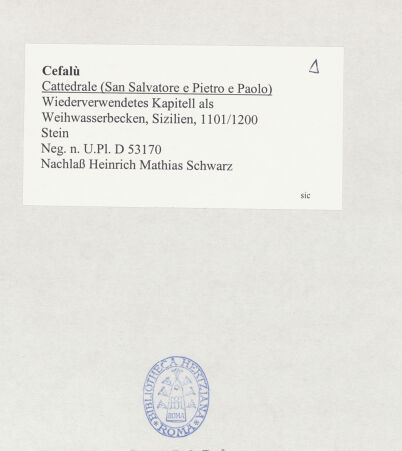 Rückseite von Bibliotheca Hertziana [https://www.deutsche-digitale-bibliothek.de/content/lizenzen/rv-fz/] Wiederverwendetes Kapitell als Weihwasserbecken - Gesamtansicht, bh511395_recto. Foto.
