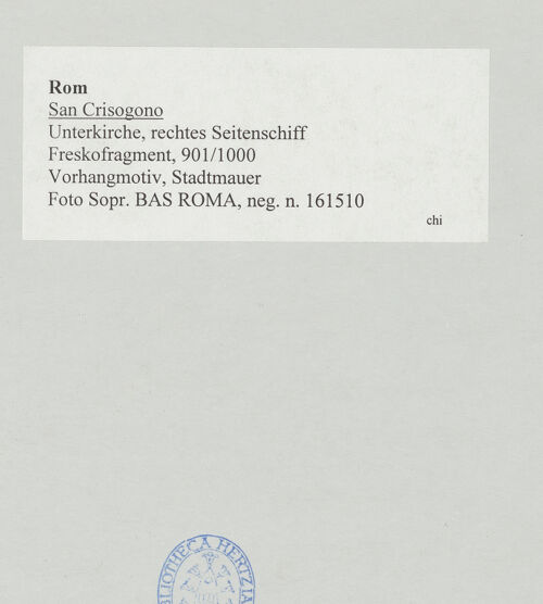 Rückseite von Sopr. BAS ROMA [https://www.deutsche-digitale-bibliothek.de/content/lizenzen/rv-ez/] Freskofragment - Vorhangmotiv, Stadtmauer, bh511541_recto. Foto.