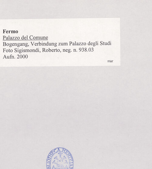 Rückseite von Sigismondi, Roberto [http://creativecommons.org/licenses/by-nc-sa/4.0/] Palazzo Comunale - Bogengang, Verbindung zum Palazzo degli Studi, bh512482_recto. Foto: Sigismondi, Roberto.