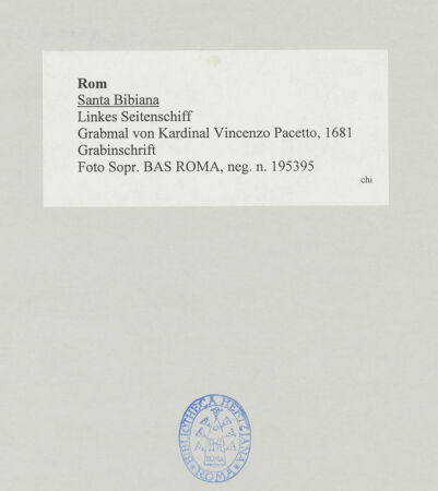 Rückseite von Sopr. BAS ROMA [https://www.deutsche-digitale-bibliothek.de/content/lizenzen/rv-ez/] Grabmal von Kardinal Vincenzo Pacetto - Grabinschrift, bh512705_recto. Foto.