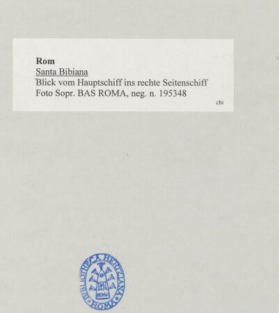 Rückseite von Sopr. BAS ROMA [https://www.deutsche-digitale-bibliothek.de/content/lizenzen/rv-ez/] Santa Bibiana - Blick vom Hauptschiff ins rechte Seitenschiff, bh512733_recto. Foto.