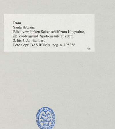 Rückseite von Sopr. BAS ROMA [https://www.deutsche-digitale-bibliothek.de/content/lizenzen/rv-ez/] Santa Bibiana - Blick vom linken Seitenschiff zum Hauptaltar, im Vordergrund Spoliensäule aus dem 2. bis 3. Jahrhundert, bh512734_recto. Foto.