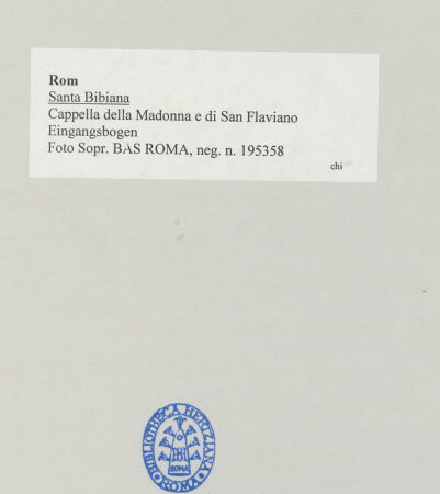 Rückseite von Sopr. BAS ROMA [https://www.deutsche-digitale-bibliothek.de/content/lizenzen/rv-ez/] Santa BibianaCappella della Madonna e di San Flaviano - Eingangsbogen, bh512741_recto. Foto.