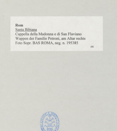Rückseite von Sopr. BAS ROMA [https://www.deutsche-digitale-bibliothek.de/content/lizenzen/rv-ez/] Santa BibianaCappella della Madonna e di San Flaviano - Wappen der Familie Petroni, am Altar rechts, bh512744_recto. Foto.