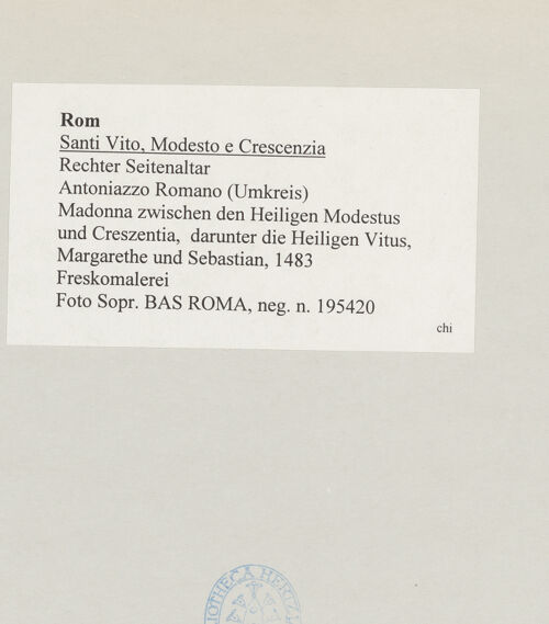 Rückseite von Sopr. BAS ROMA [https://rightsstatements.org/page/CNE/1.0/] Madonna zwischen den Heiligen Modestus und Creszentia, darunter die Heiligen Vitus, Margarethe und Sebastian - Gesamtansicht, bh514207_recto. Foto.