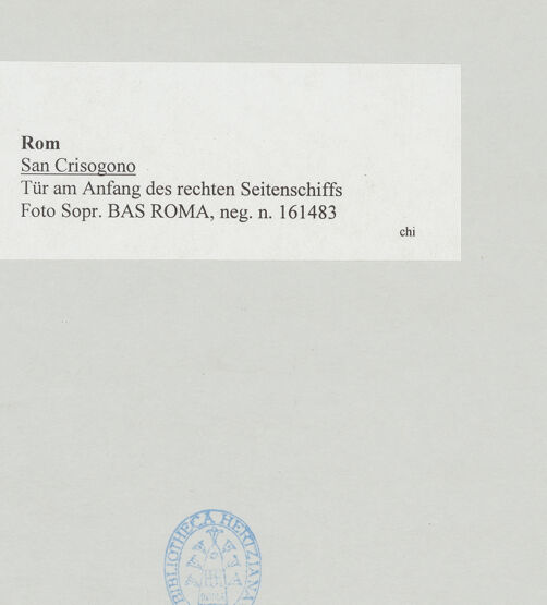 Rückseite von Sopr. BAS ROMA [https://www.deutsche-digitale-bibliothek.de/content/lizenzen/rv-ez/] San Crisogono - Tür am Anfang des rechten Seitenschiffs, bh514435_recto. Foto.