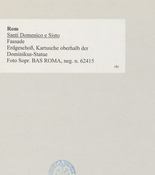 Rückseite von Sopr. BAS ROMA [https://www.deutsche-digitale-bibliothek.de/content/lizenzen/rv-ez/] Santi Domenico e Sisto - Erdgeschoss, Kartusche oberhalb der Dominikus-Statue, bh514449_recto. Foto.