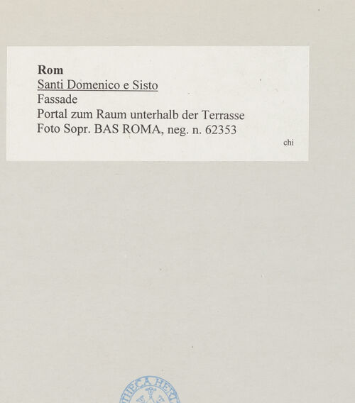 Rückseite von Sopr. BAS ROMA [https://www.deutsche-digitale-bibliothek.de/content/lizenzen/rv-ez/] Santi Domenico e Sisto - Portal zum Raum unterhalb der Terrasse, bh514450_recto. Foto.