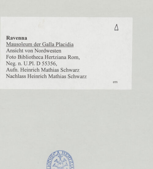 Rückseite von Bibliotheca Hertziana [https://www.deutsche-digitale-bibliothek.de/content/lizenzen/rv-fz/] Mausoleo di Galla PlacidiaAußenbau - Ansicht von Südwesten, bh514818_recto. Foto: Schwarz, Heinrich Mathias.