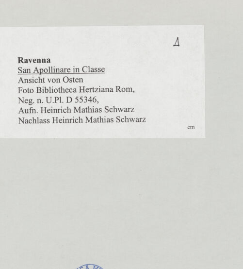 Rückseite von Bibliotheca Hertziana [https://www.deutsche-digitale-bibliothek.de/content/lizenzen/rv-fz/] Sant'Apollinare in Classe - Apsis und Turm von Osten, bh514824_recto. Foto: Schwarz, Heinrich Mathias.