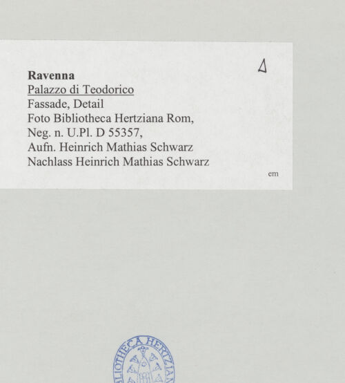 Rückseite von Bibliotheca Hertziana [https://www.deutsche-digitale-bibliothek.de/content/lizenzen/rv-fz/] Palazzo di Teodorico (sog.) - Westfassade, Detail, bh514827_recto. Foto: Schwarz, Heinrich Mathias.