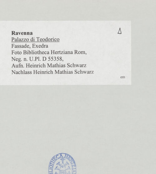 Rückseite von Bibliotheca Hertziana [https://www.deutsche-digitale-bibliothek.de/content/lizenzen/rv-fz/] Palazzo di Teodorico (sog.) - Westfassade, Exedra, bh514828_recto. Foto: Schwarz, Heinrich Mathias.