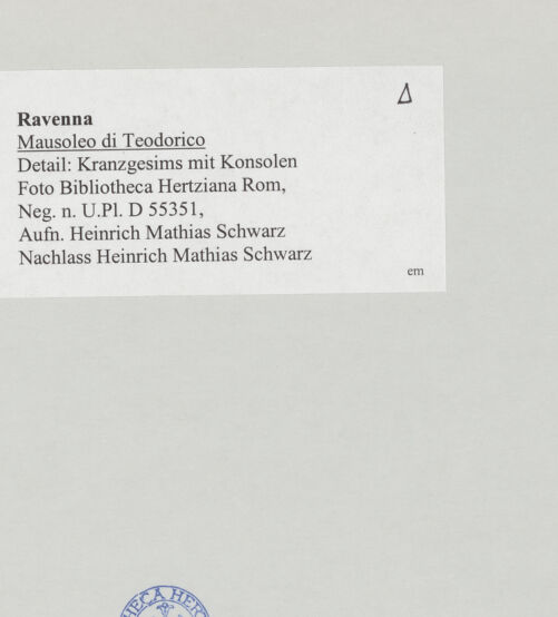Rückseite von Bibliotheca Hertziana [https://www.deutsche-digitale-bibliothek.de/content/lizenzen/rv-fz/] Mausoleo di TeodoricoAußenbauObergeschoss und Kuppel - Detail: Westportal, Kranzgesims mit Konsolen, bh514829_recto. Foto: Schwarz, Heinrich Mathias.