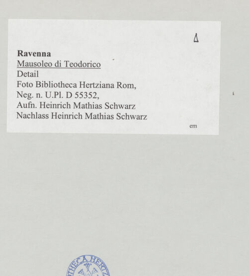 Rückseite von Bibliotheca Hertziana [https://www.deutsche-digitale-bibliothek.de/content/lizenzen/rv-fz/] Mausoleo di TeodoricoAußenbauObergeschoss und Kuppel - Obergeschoss, Detail, bh514830_recto. Foto: Schwarz, Heinrich Mathias.