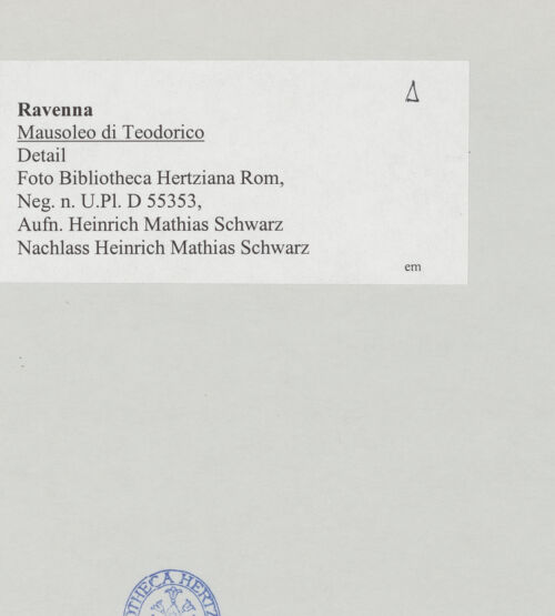 Rückseite von Bibliotheca Hertziana [https://www.deutsche-digitale-bibliothek.de/content/lizenzen/rv-fz/] Mausoleo di TeodoricoAußenbauObergeschoss und Kuppel - Detail: Obergeschoss, bh514831_recto. Foto: Schwarz, Heinrich Mathias.