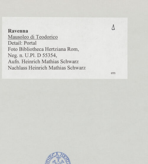 Rückseite von Bibliotheca Hertziana [https://www.deutsche-digitale-bibliothek.de/content/lizenzen/rv-fz/] Mausoleo di TeodoricoAußenbauUntere Arkade - Detail: Portal (von Westen), bh514832_recto. Foto: Schwarz, Heinrich Mathias.