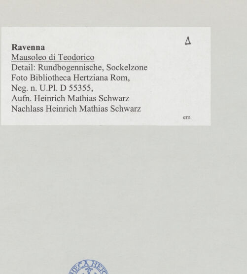 Rückseite von Bibliotheca Hertziana [https://www.deutsche-digitale-bibliothek.de/content/lizenzen/rv-fz/] Mausoleo di TeodoricoAußenbauUntere Arkade - Detail: Rundbogennische, bh514833_recto. Foto: Schwarz, Heinrich Mathias.