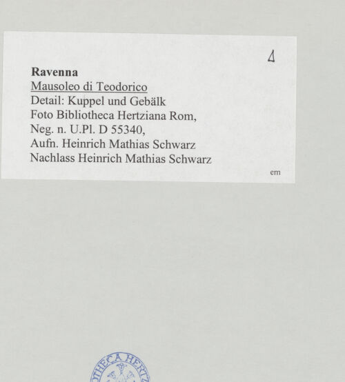 Rückseite von Bibliotheca Hertziana [https://www.deutsche-digitale-bibliothek.de/content/lizenzen/rv-fz/] Mausoleo di TeodoricoAußenbauObergeschoss und Kuppel - Detail: Kuppel, Gebälk und Obergeschoss (von Osten), bh514836_recto. Foto: Schwarz, Heinrich Mathias.