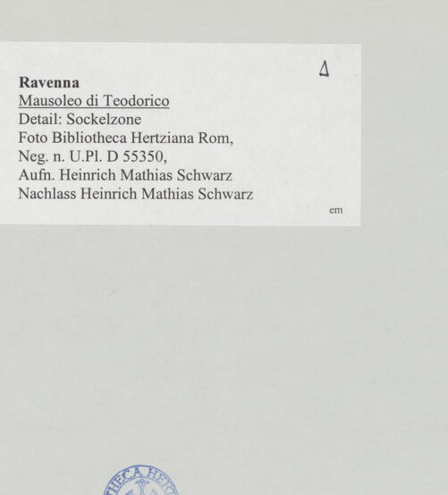 Rückseite von Bibliotheca Hertziana [https://www.deutsche-digitale-bibliothek.de/content/lizenzen/rv-fz/] Mausoleo di TeodoricoAußenbauUntere Arkade - Detail von Südwesten, bh514838_recto. Foto: Schwarz, Heinrich Mathias.