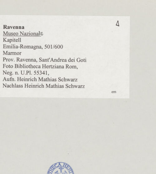 Rückseite von Bibliotheca Hertziana [https://www.deutsche-digitale-bibliothek.de/content/lizenzen/rv-fz/] Kapitell aus der Kirche Sant'Andrea dei Goti - Gesamtansicht, bh514841_recto. Foto: Schwarz, Heinrich Mathias.