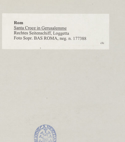 Rückseite von Sopr. BAS ROMA [https://www.deutsche-digitale-bibliothek.de/content/lizenzen/rv-ez/] Santa Croce in Gerusalemme - Rechtes Seitenschiff, Loggetta, bh514875_recto. Foto.