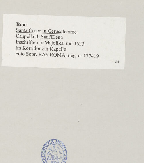 Rückseite von Sopr. BAS ROMA [https://www.deutsche-digitale-bibliothek.de/content/lizenzen/rv-ez/] Inschriften in Majolika - Im Korridor zur Kapelle, bh514895_recto. Foto.