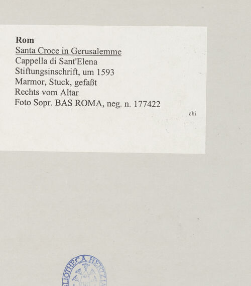 Rückseite von Sopr. BAS ROMA [https://www.deutsche-digitale-bibliothek.de/content/lizenzen/rv-ez/] Stiftungsinschrift - Rechts vom Altar, bh514897_recto. Foto.