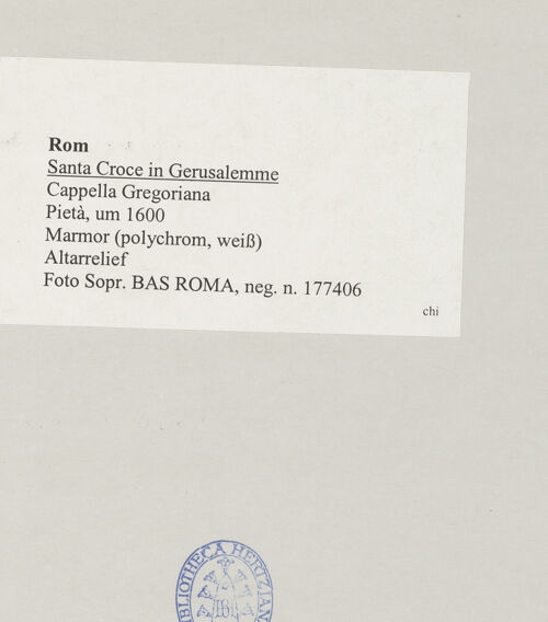 Rückseite von Sopr. BAS ROMA [https://www.deutsche-digitale-bibliothek.de/content/lizenzen/rv-ez/] Pietà - Altarrelief, bh514902_recto. Foto.